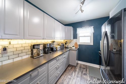 941 Northlawn St, Grand Rapids MI 49505-3717 exterior