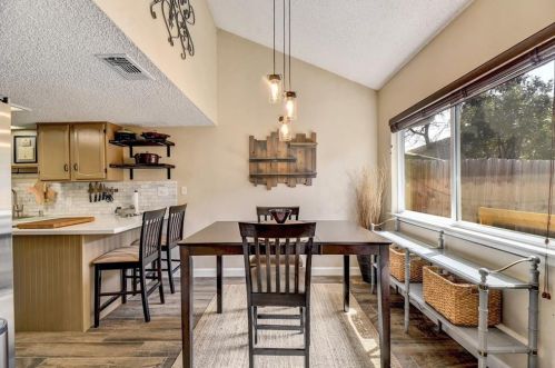 7211 Coronado Cir, Austin TX 78752-2008 exterior