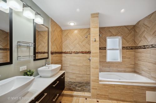 4530 Drake Ave, Chicago IL 60659-2218 exterior