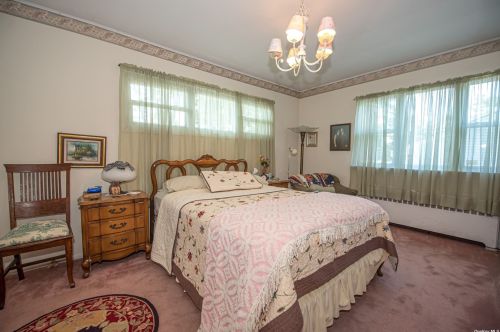 22 Darewood Ln, Valley Stream NY 11581-2408 exterior