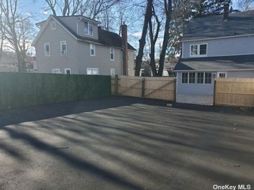 20 Lowndes Ave, Huntington Station NY 11746-1224 exterior