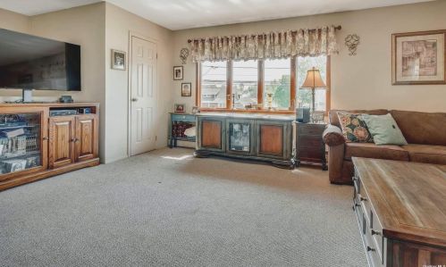 366 Great East Neck Rd, Babylon NY 11704-7616 exterior