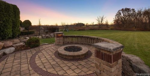 2384 Pebble Crk Dr, Rochester MI 48363-2228 exterior