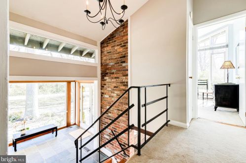 7804 Ridgecrest Dr, Alexandria VA 22308-1053 exterior