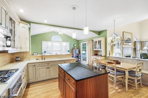 8 Otter Crk Rd, Montgomery NJ 08558-2369 exterior