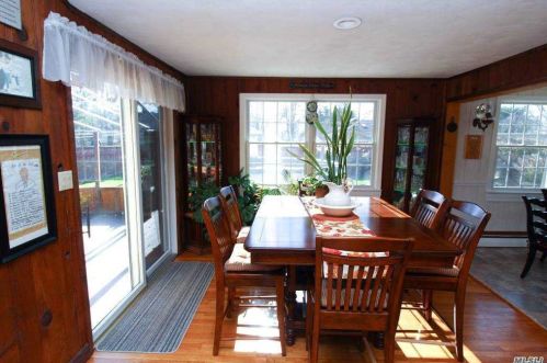 28 Cottonwood Dr, Commack NY 11725-2422 exterior