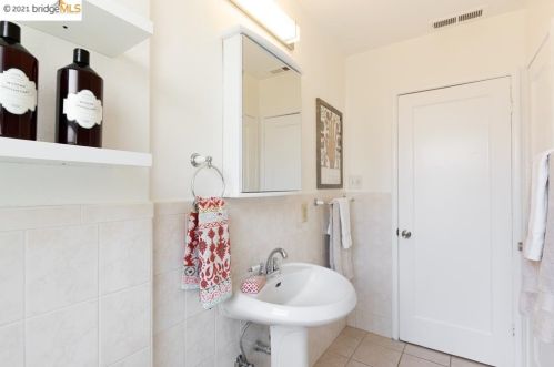 1424 Harmon St, Berkeley CA 94703-2725 exterior