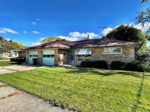 901 Cedar Ave, Waukegan, IL 60085-7022