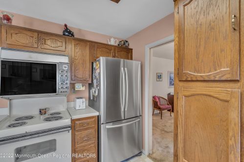 8 Gladstone Ave, Lakehurst NJ 08759-6625 exterior