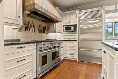 9303 Vly Hl Rd, Milwaukee WI 53217-1039 exterior