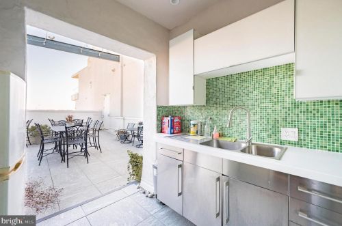 201 Green St, Philadelphia PA 19123-2970 exterior