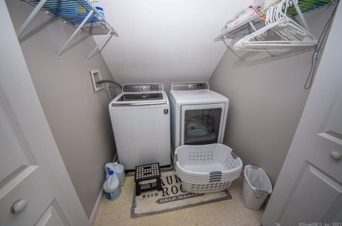 16 Misty Mdw Rd, Enfield CT 06082-3943 exterior