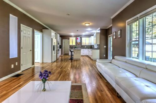 2 Dogwood Ln, Wallingford CT 06492-1953 exterior