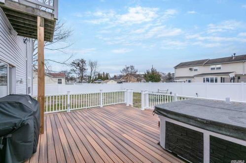 1541 1 St, Babylon NY 11704-5059 exterior