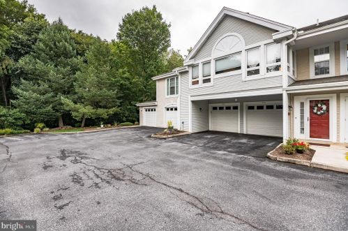 501 Country Place Dr, Lancaster, PA 17601-1794