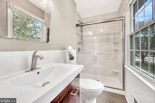 47 Crestwood Dr, Trenton NJ 08690-1936 exterior