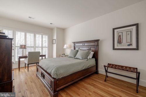 1456 Harvest Xing Dr, Mc Lean VA 22101-5651 exterior