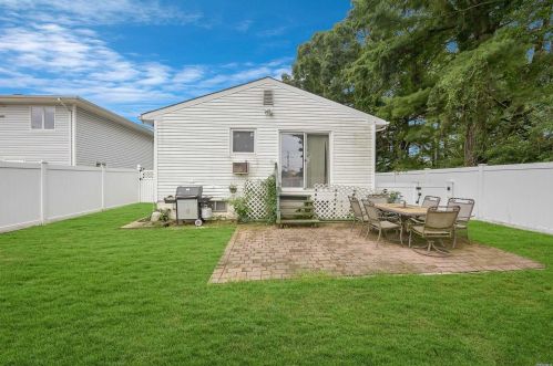 45 Amsterdam Ave, Babylon NY 11704-4921 exterior