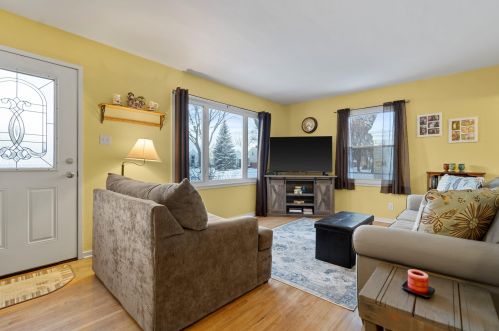 2924 79th St, Milwaukee, WI 53222-2701