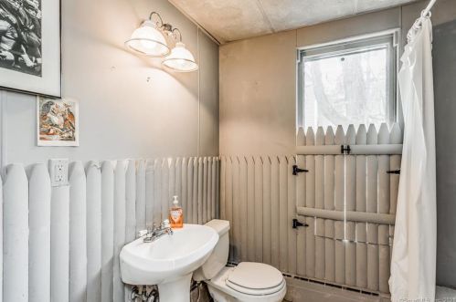 40 Bloomfield Ave, Windsor CT 06095-2303 exterior