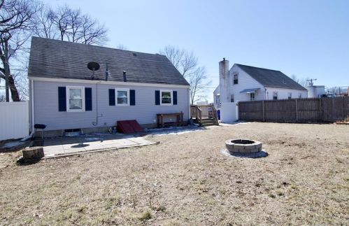 3 Colony Rd, Enfield CT 06082-2438 exterior