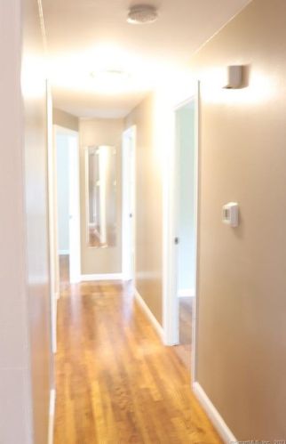 7 Redwood St, Enfield CT 06082-2619 exterior