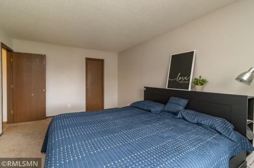 15716 Griffon Ct, Saint Paul MN 55124-6657 exterior