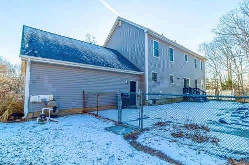 6 Cranberry Dr, Uncasville CT 06382-2006 exterior