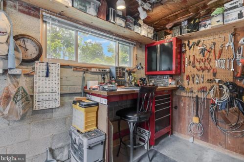 9208 Frst Hvn Dr, Alexandria VA 22309-3216 exterior