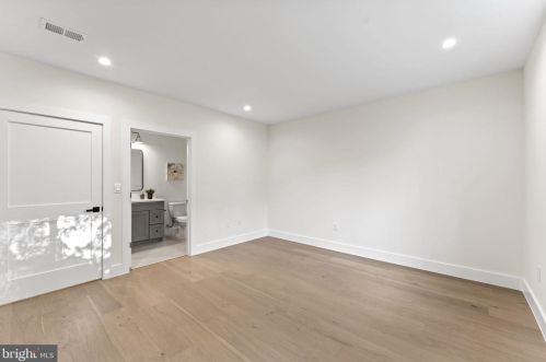 1327 Mayflower Dr, Mc Lean VA 22101-3405 exterior