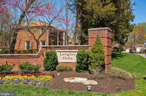 701 Rdg Dr, Mc Lean VA 22101-1620 exterior