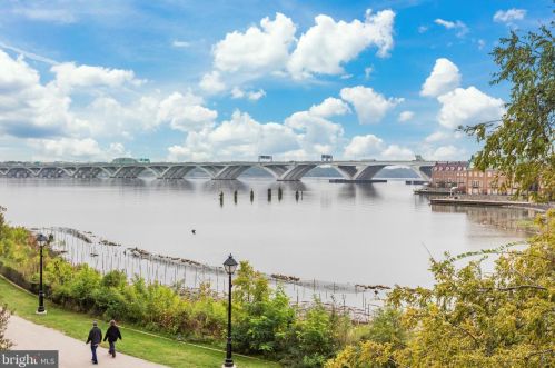 11 Wilkes St, Alexandria VA 22314-3856 exterior