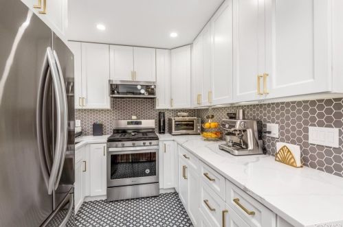 108 Fenimore St, Valley Stream NY 11580-3407 exterior