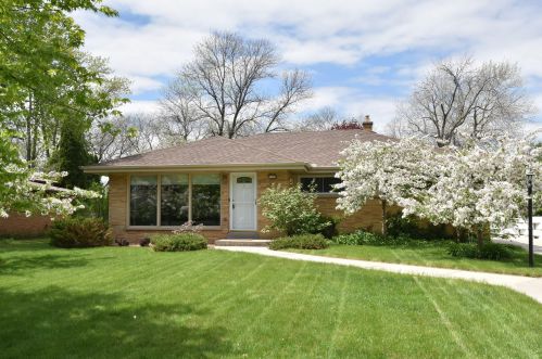 7535 Seneca Rd, Milwaukee WI 53217-3142 exterior