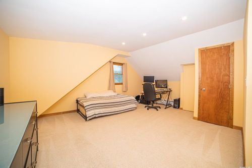 1 Gaulton Dr, Babylon NY 11703-2315 exterior