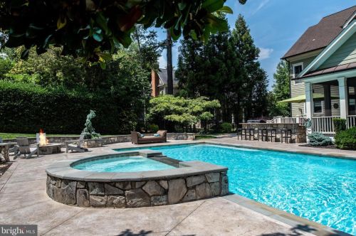 6421 Divine St, Mc Lean VA 22101-4702 exterior