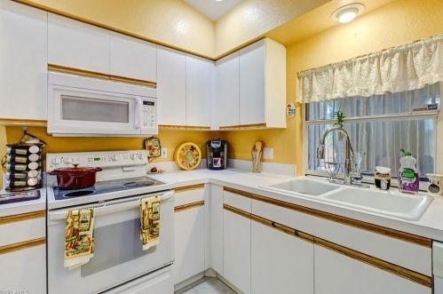 1475 Everglades Blvd, Naples FL 34117-4628 exterior