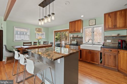 5608 Helmsdale Ln, Alexandria VA 22315-4137 exterior