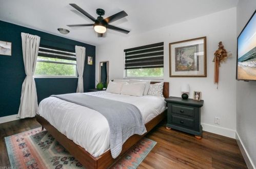 5148 Napoli Dr, Naples FL 34103-8957 exterior