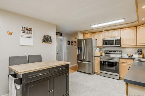 13 Tanglewood Ave, Enfield CT 06082-2621 exterior