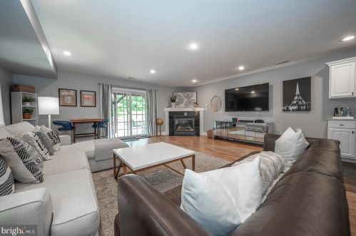 328 Lemonte St, Philadelphia PA 19128-4520 exterior