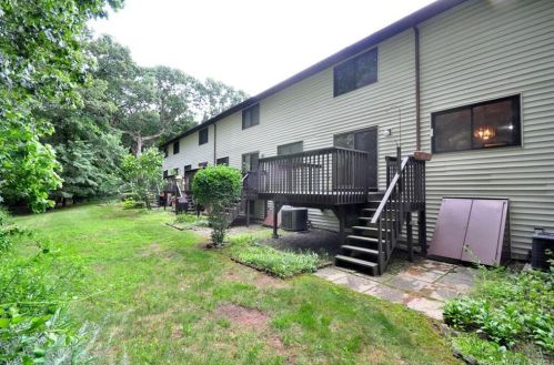 10 Oak Forest Dr, Manchester CT 06042-4906 exterior