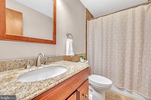 47 Crestwood Dr, Trenton NJ 08690-1936 exterior