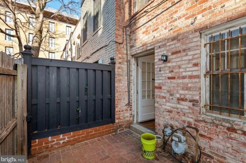 1030 31st St, Washington DC  20007-4405 exterior