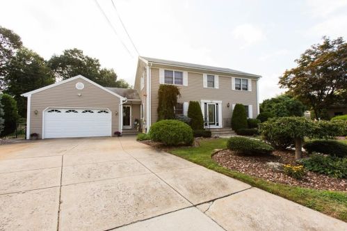 28 John F Kennedy Cir, Providence, RI 02904-5316