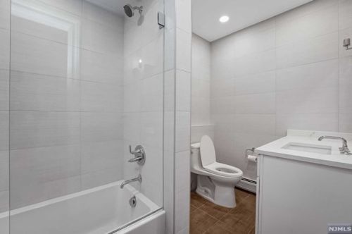 2 Toboggan Rdg Rd, Upper Saddle River NJ 07458-2521 exterior