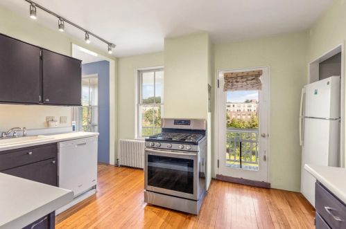 8 Gifford Ct, Salem MA 01970-2211 exterior