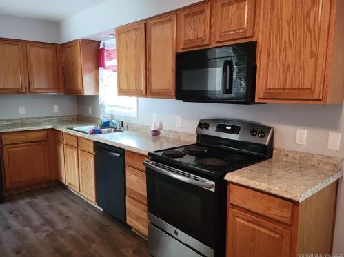 10 Elro St, Manchester CT  06040-4228 exterior