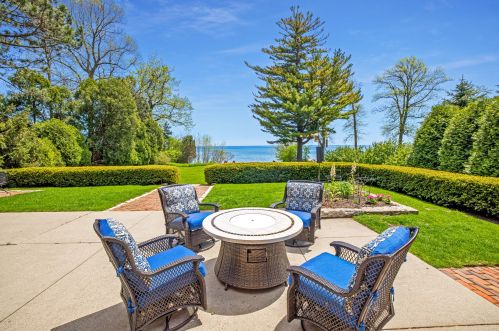 7644 Bch Dr, Milwaukee WI 53217-2930 exterior