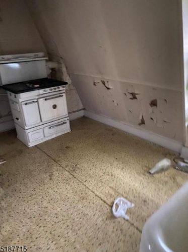 31 Bamford Pl, Irvington, NJ 07111-2105